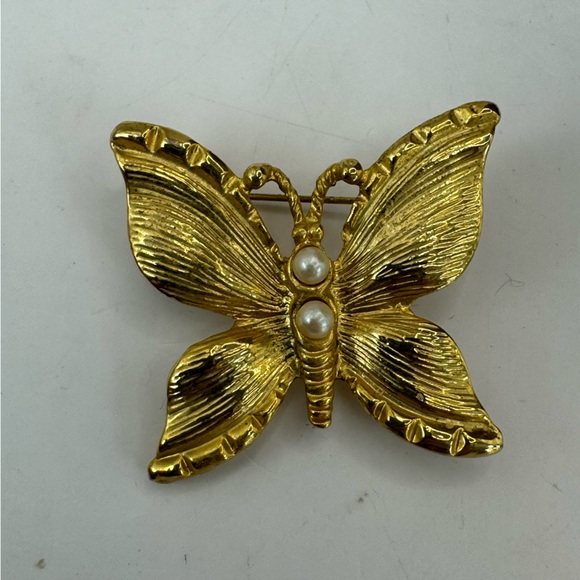 Vintage gold tone textured butterfly brooch with two faux pearls in body - Picture 4 of 6